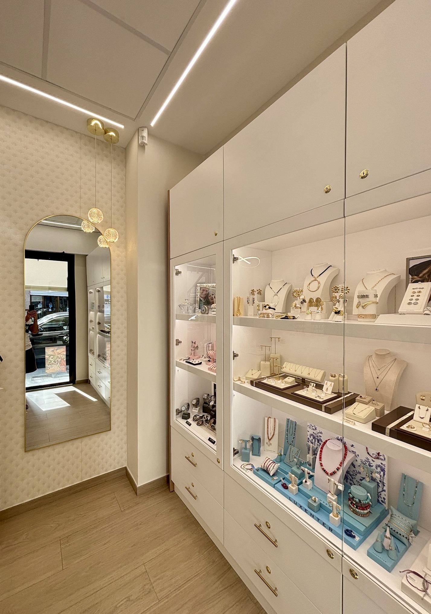 Interior de la tienda de Joyería J. Valero con las vitrinas de joyas y relojes en Guardamar del Segura